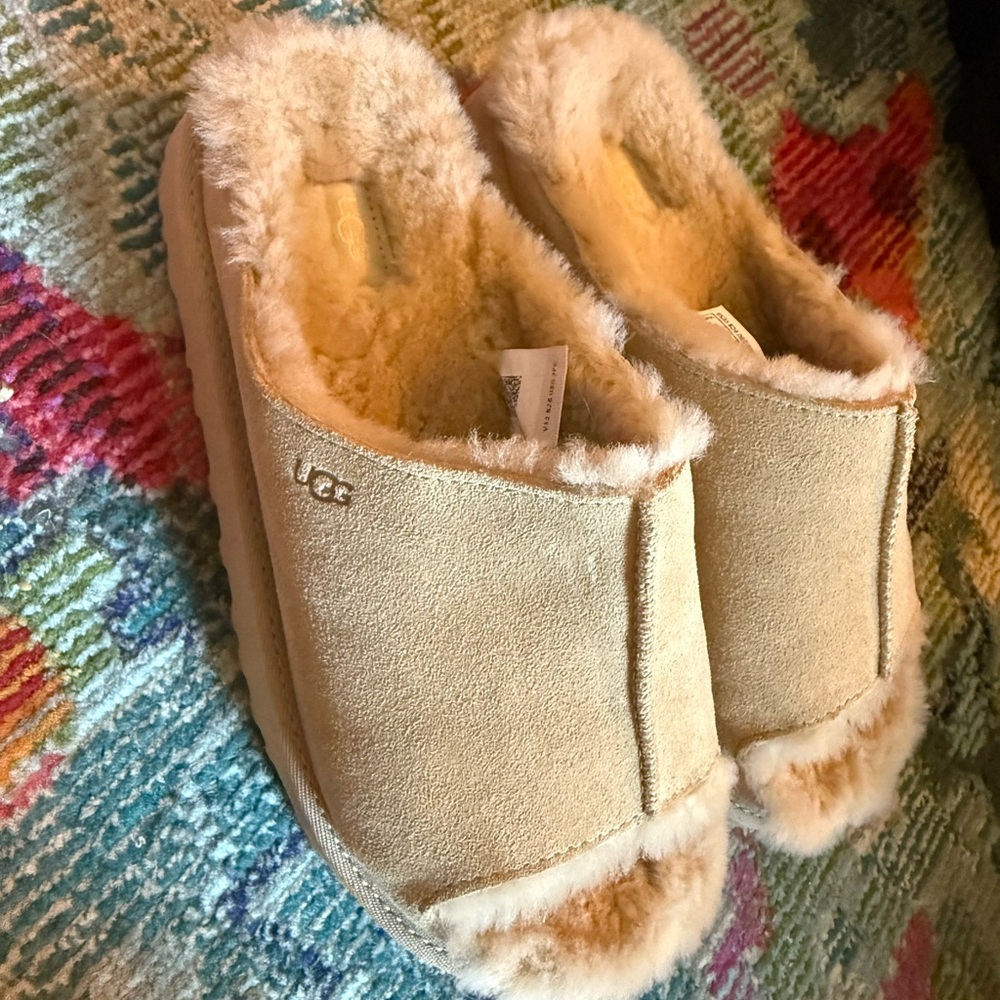 *Brand new” UGG Women's Slip-On Sheepskin Greenport slide in “Sand”
